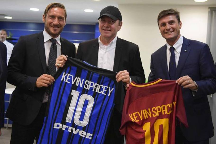 Kevin Spacey, 58 anni, tra Francesco Totti e Javier Zanetti. Lapresse. Lapresse